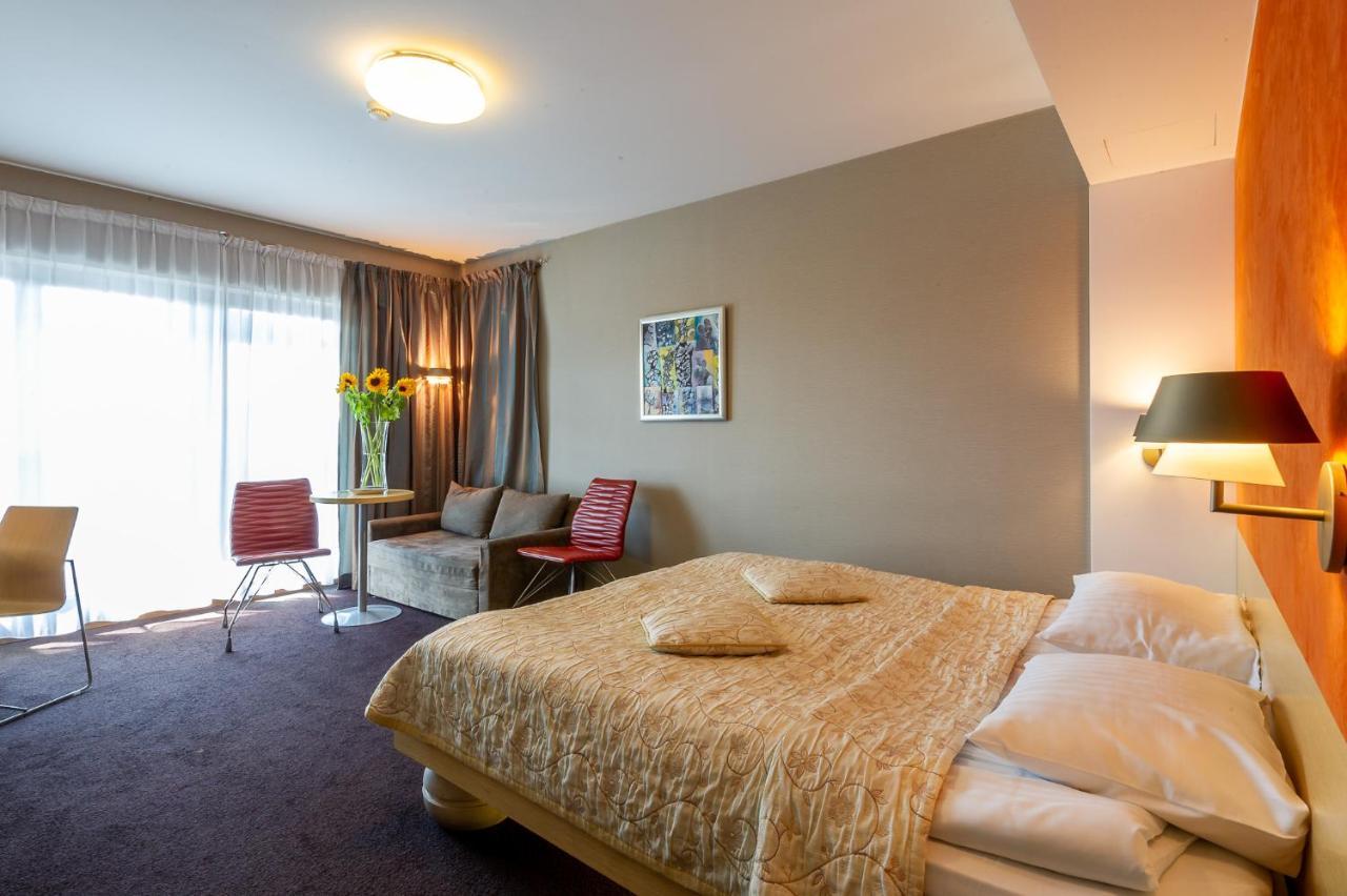 ニビエスキ アート ホテル&スパ クラクフ エクステリア 写真 A typical hotel room