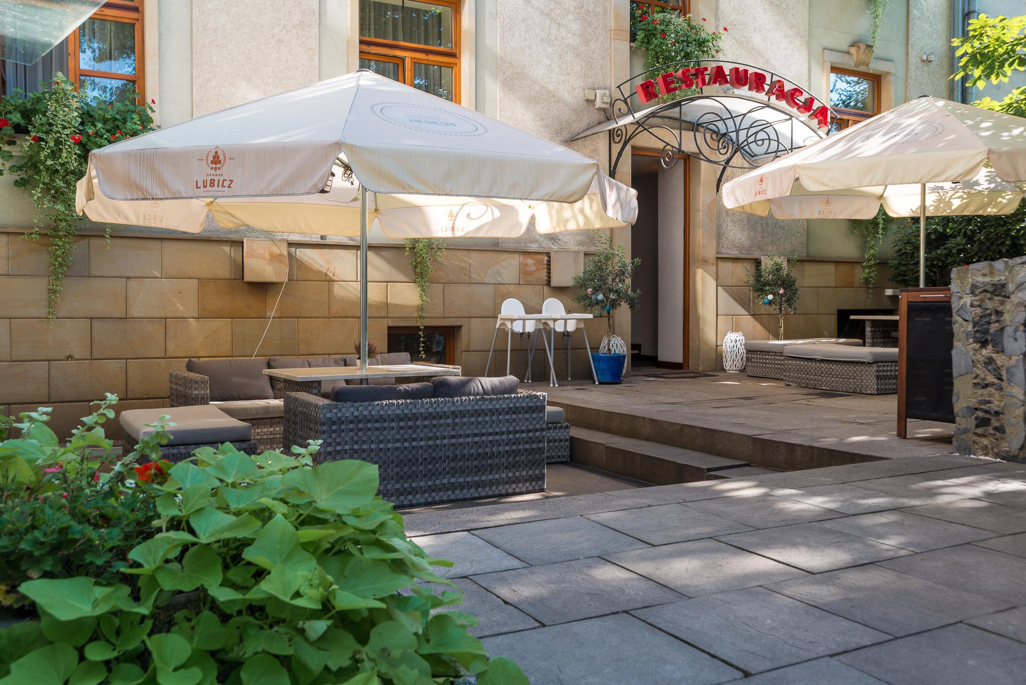 ニビエスキ アート ホテル&スパ クラクフ エクステリア 写真 The courtyard of the hotel