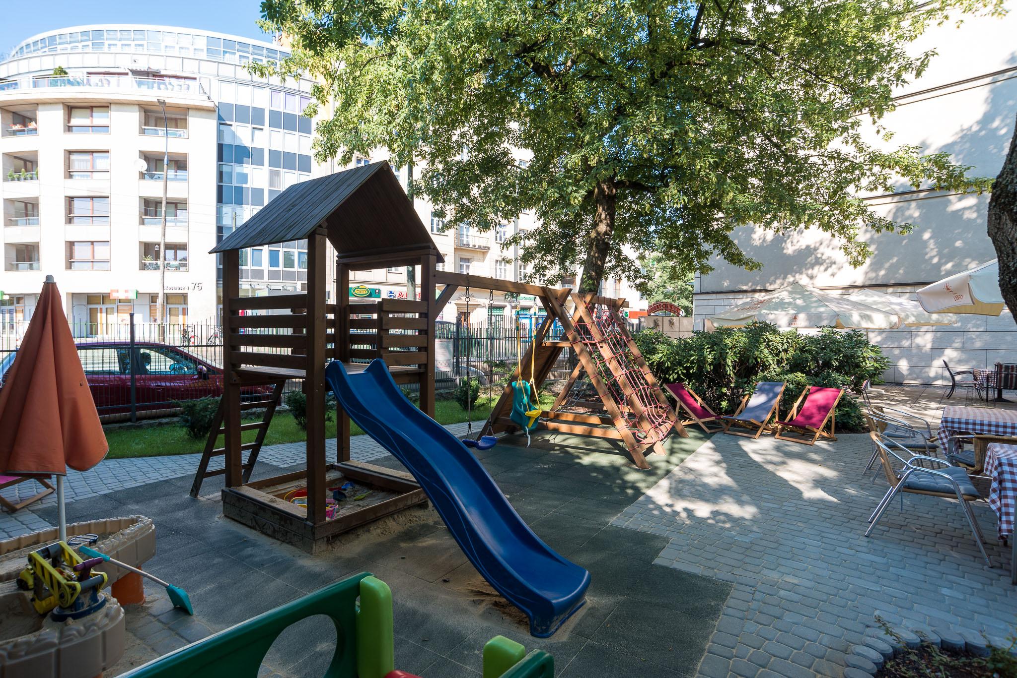 ニビエスキ アート ホテル&スパ クラクフ エクステリア 写真 Playground at the International School of Paris
