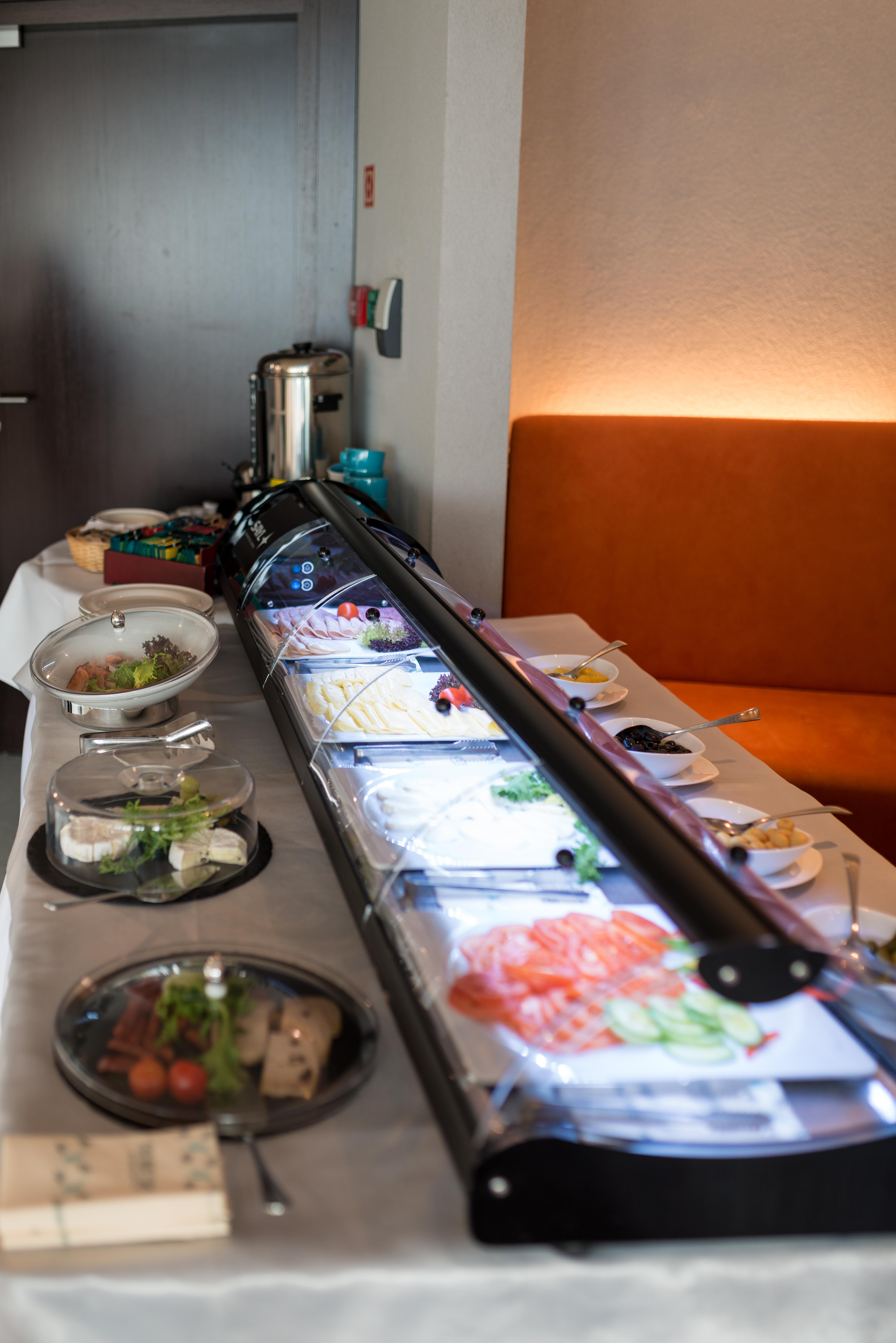 ニビエスキ アート ホテル&スパ クラクフ エクステリア 写真 A conveyor belt sushi restaurant in Germany