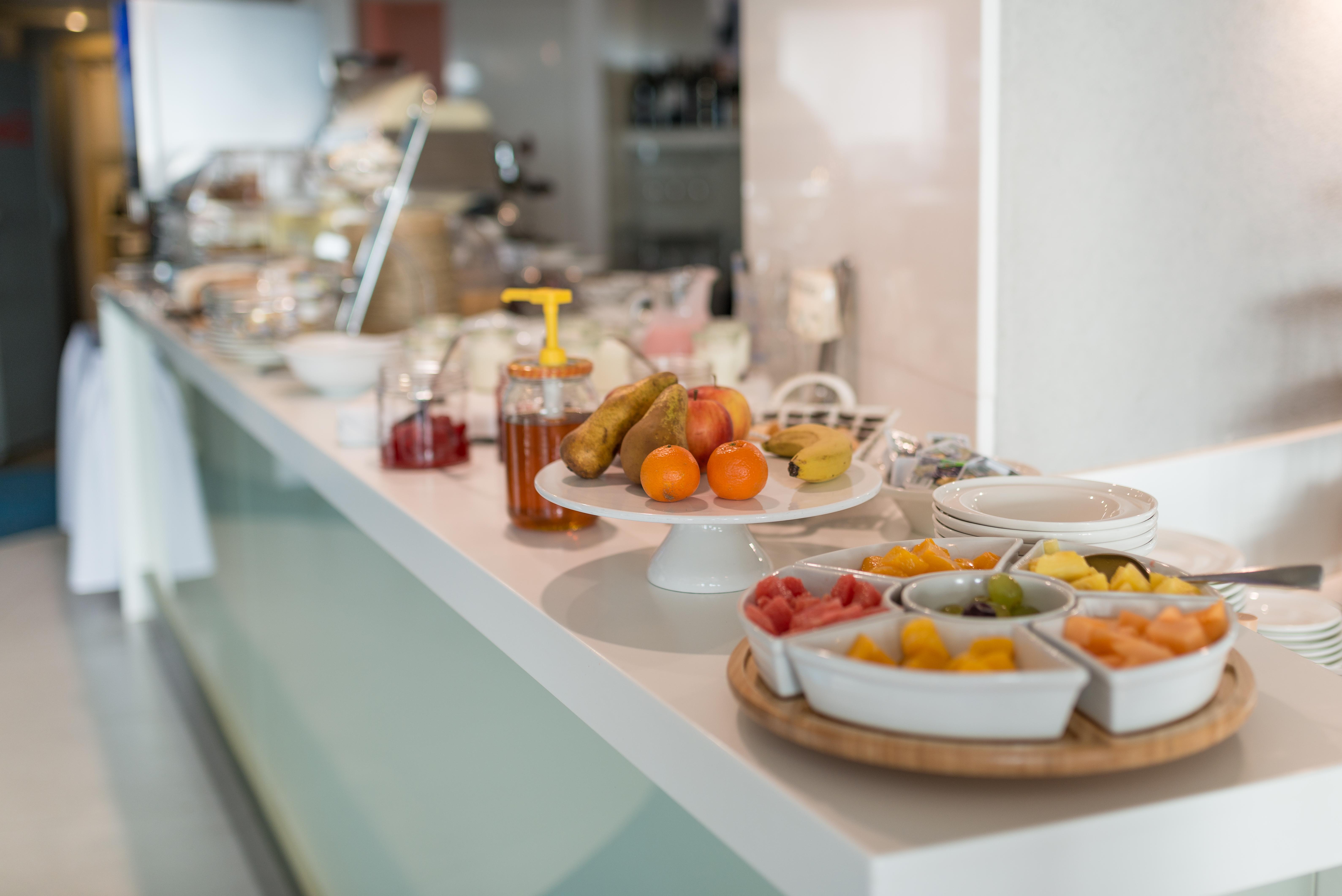 ニビエスキ アート ホテル&スパ クラクフ エクステリア 写真 A buffet at a hotel