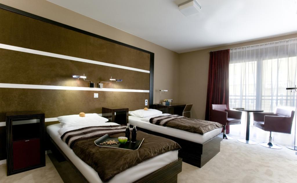 ニビエスキ アート ホテル&スパ クラクフ 部屋 写真 A room at the hotel