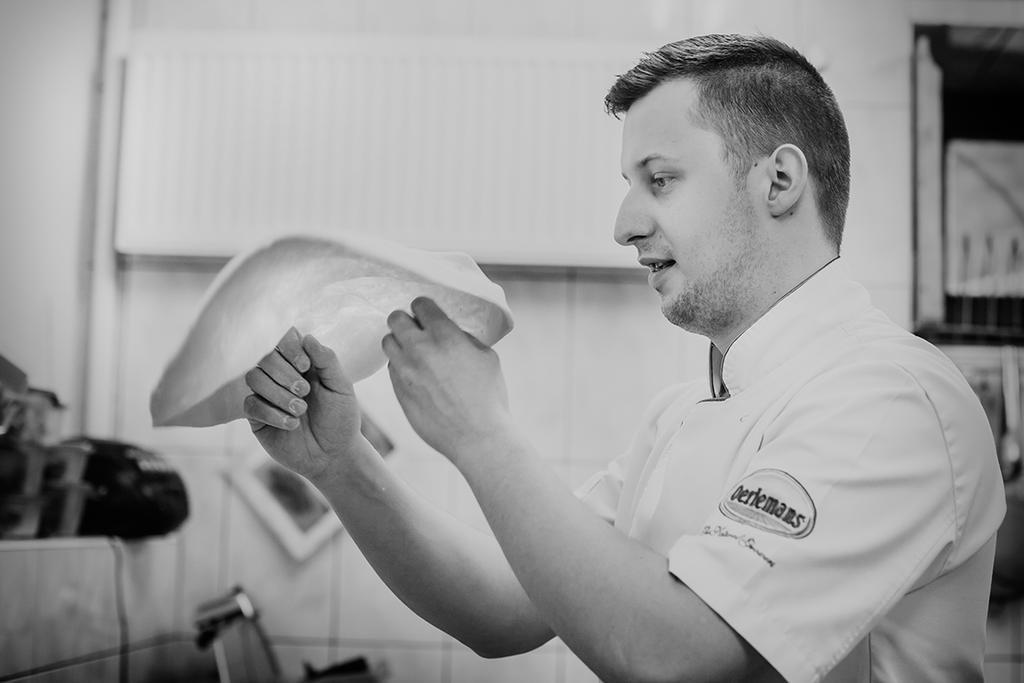ニビエスキ アート ホテル&スパ クラクフ エクステリア 写真 A chef preparing a pizza