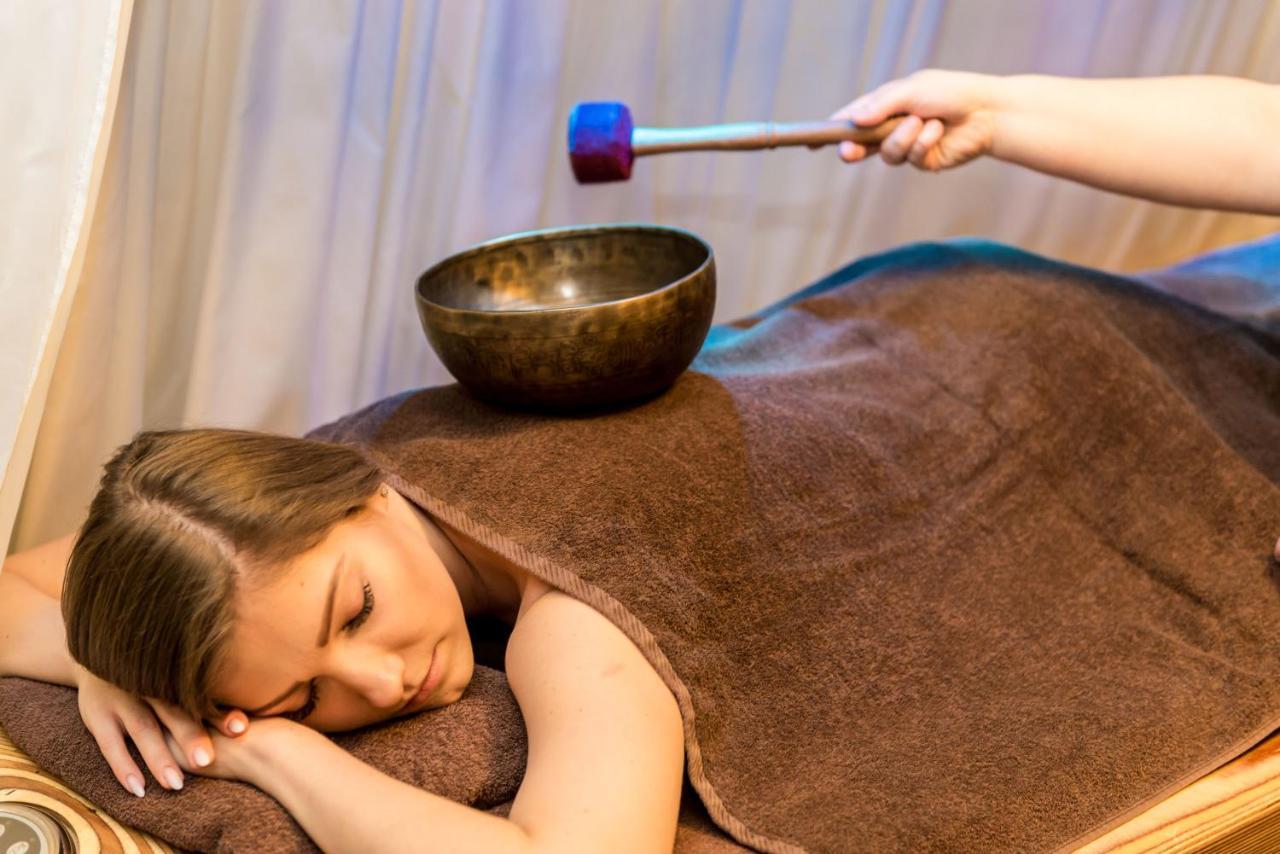 ニビエスキ アート ホテル&スパ クラクフ エクステリア 写真 A woman receiving a singing bowl massage
