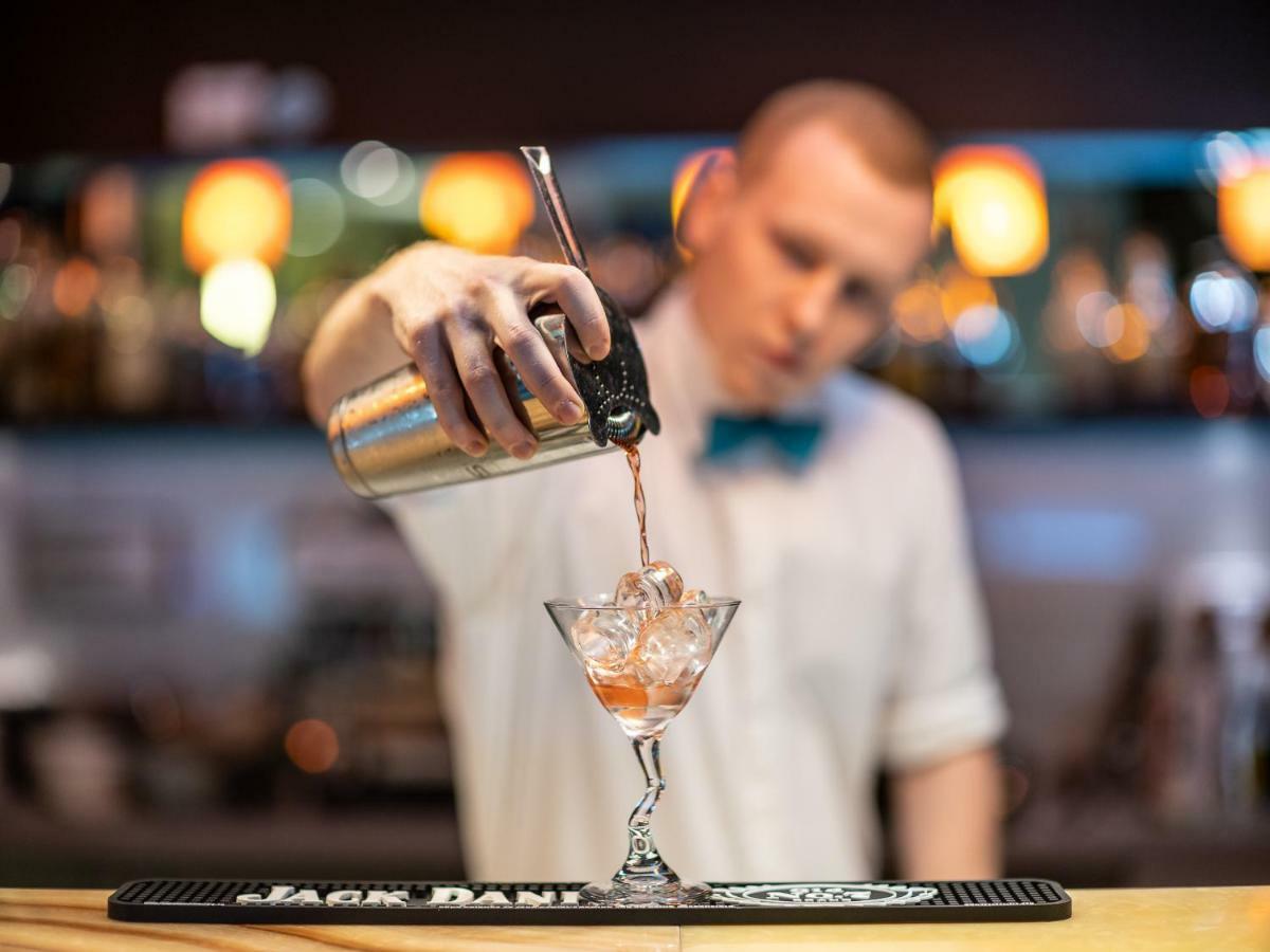 ニビエスキ アート ホテル&スパ クラクフ エクステリア 写真 Bartender pouring a cocktail